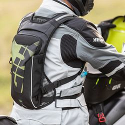 Mochila con bolsa de hidrataci??n integrada, capacidad 3 l. Givi GRT719