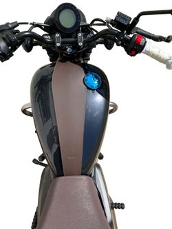 Cubre depósito piel  QJ SRV 125