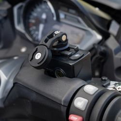 Soporte de teléfono para depósito de liquido de freno