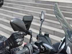 Soporte teléfono magnético universal Shapeheart para espejo retrovisor de scooter