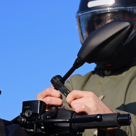 Soporte teléfono magnético universal Shapeheart para espejo retrovisor de scooter