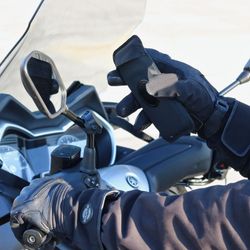 Soporte teléfono magnético universal Shapeheart para espejo retrovisor de scooter