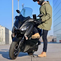 Soporte teléfono magnético universal Shapeheart para espejo retrovisor de scooter